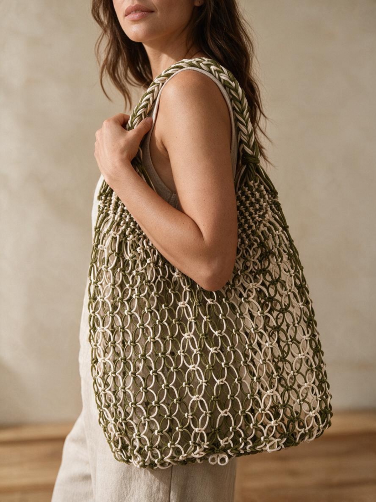 Bolso de mano LamuJoyas de rejilla artesanal en cordón náutico verde y beige con asa trenzada al hombro.