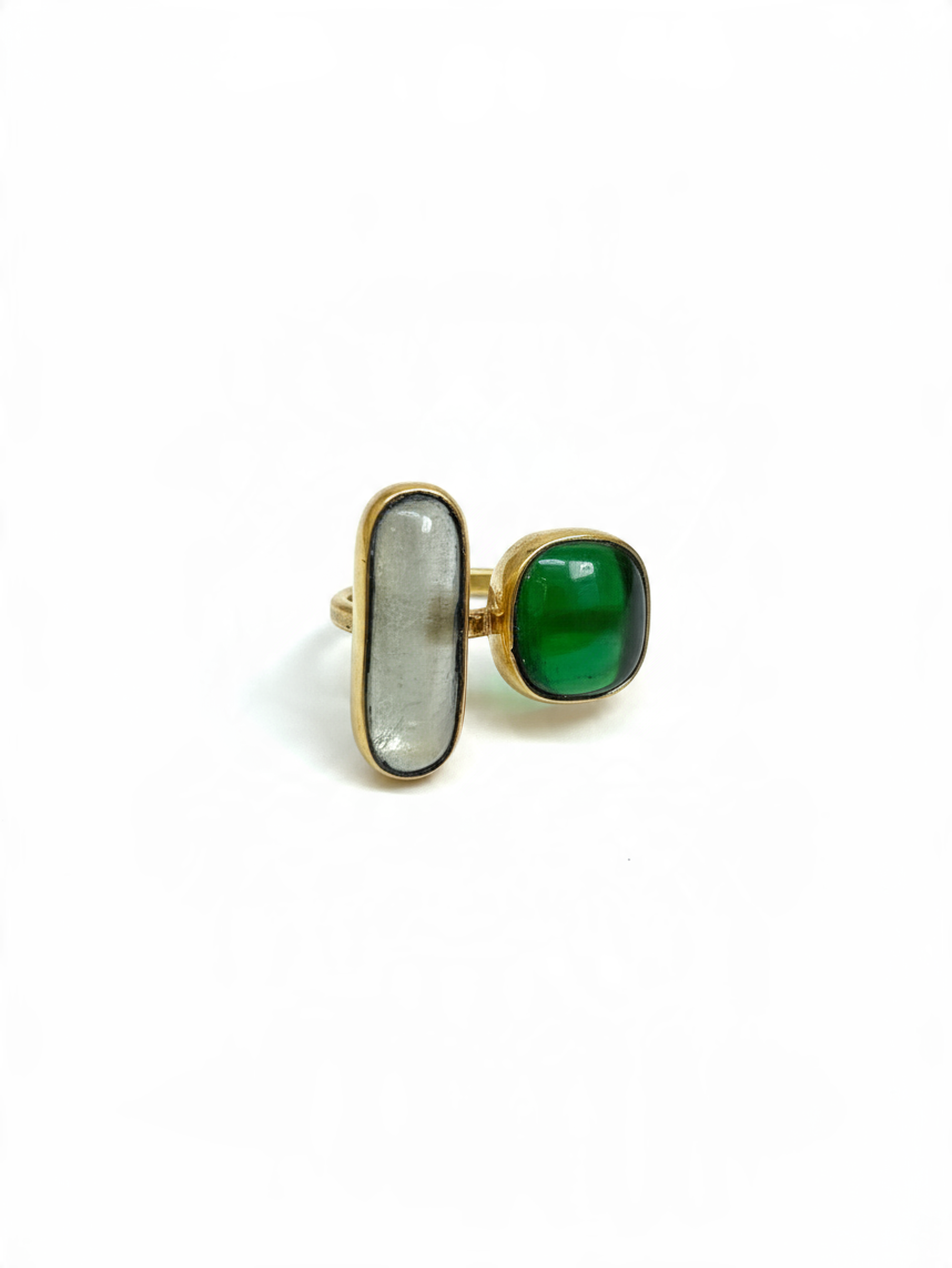Anillo Zafir de LamuJoyas hecho a mano en latón reciclado con dos piedras de vidrio reciclado en tonos verde y claro.