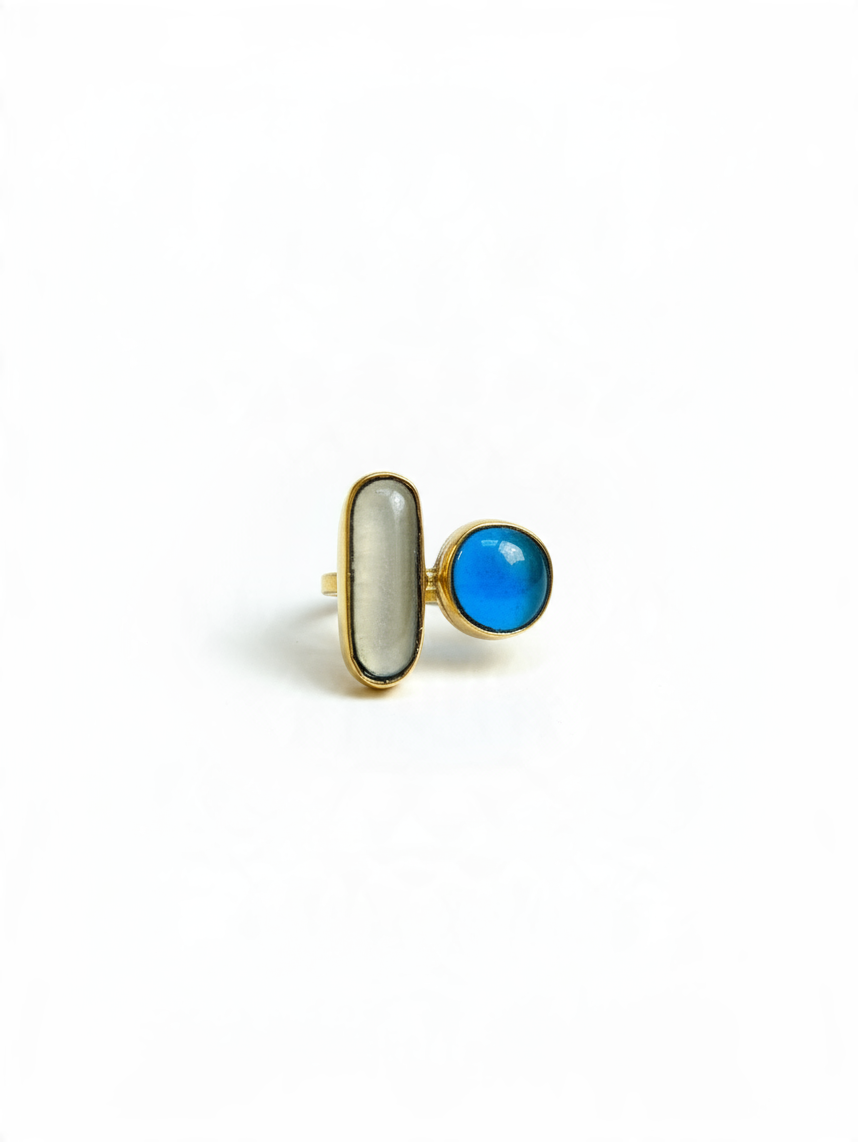 Anillo Zafir de LamuJoyas en latón dorado con detalles de vidrio reciclado en tonos ámbar y turquesa.