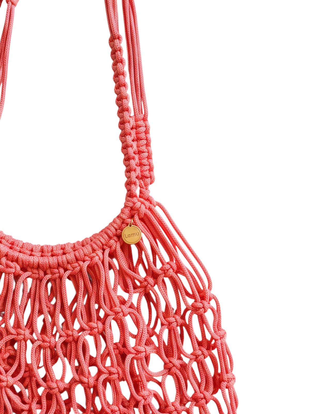 Bolso de rejilla LamuJoyas en cordón náutico color coral con asa trenzada y detalle de medalla dorada.