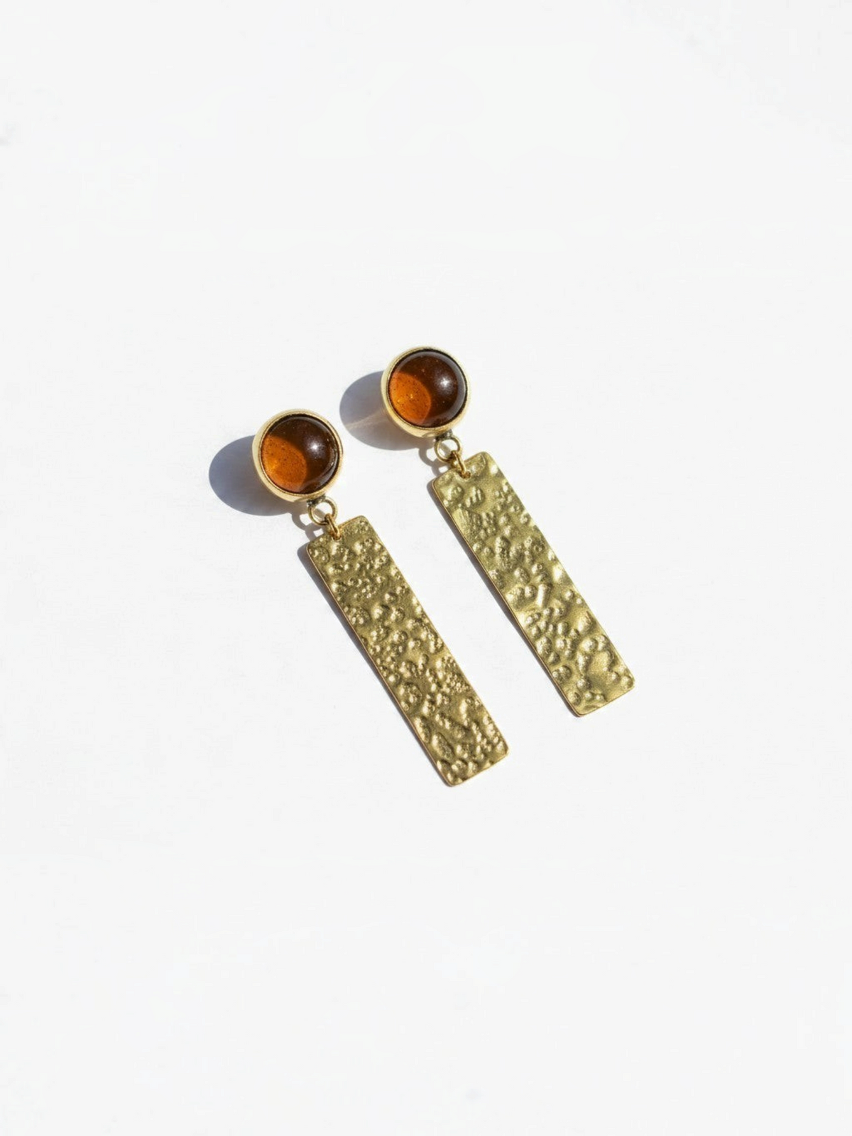 Pendientes LamuJoyas Omari de latón con textura martillada y detalle de vidrio reciclado en tono ámbar
