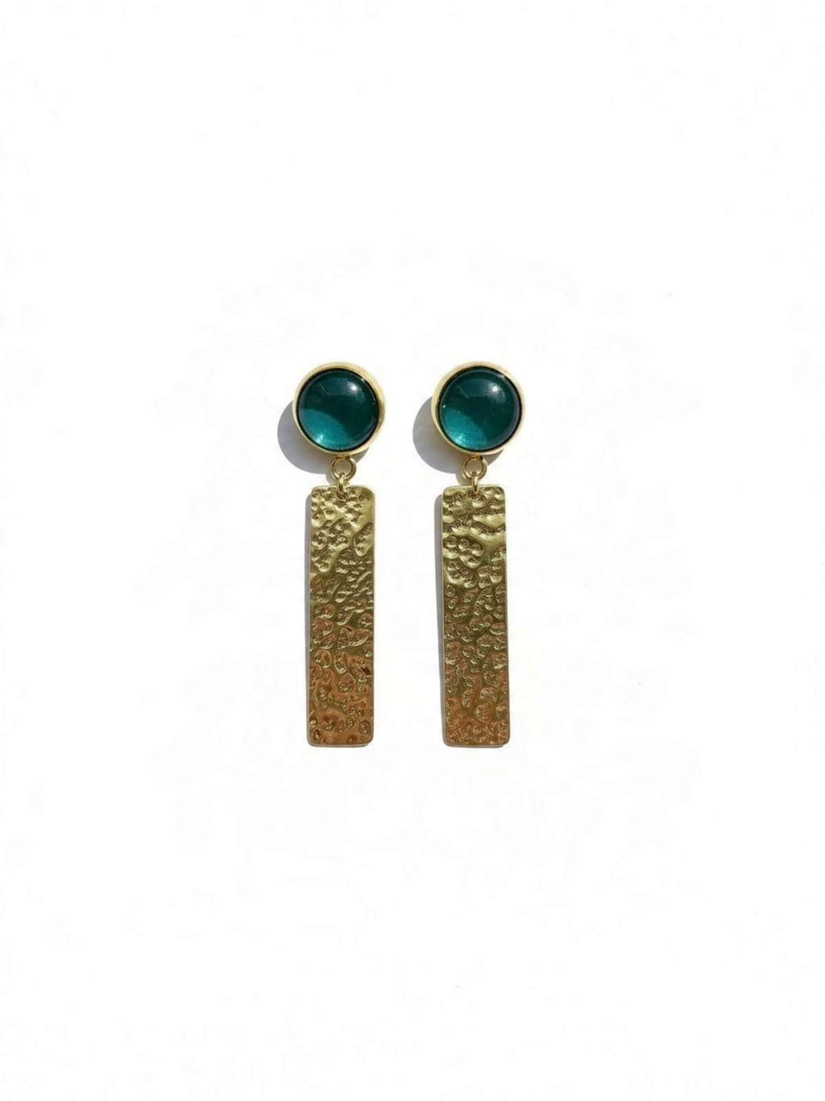 Pendientes LamuJoyas Omari de latón martillado y vidrio reciclado verde, diseño artesanal elegante y sostenible.