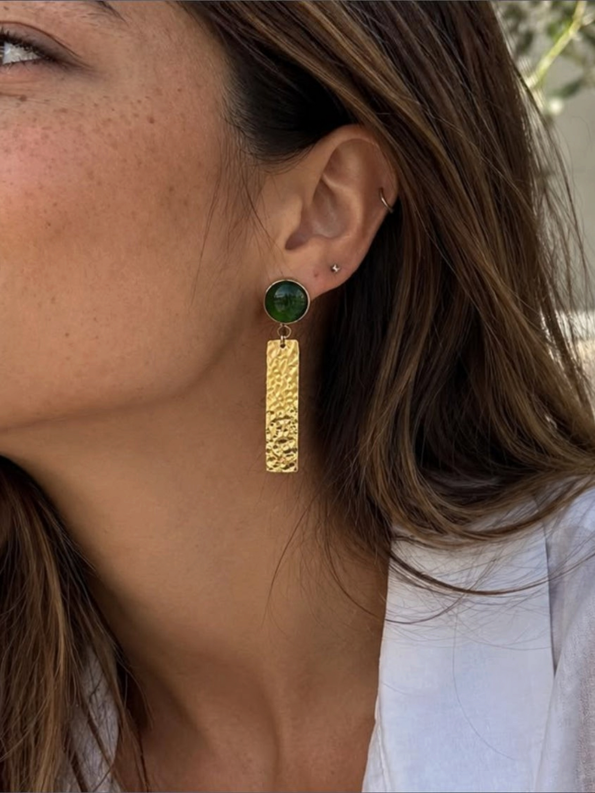 Pendientes LamuJoyas de la colección Upendo con vidrio verde reciclado y pieza de latón martillado artesanal
