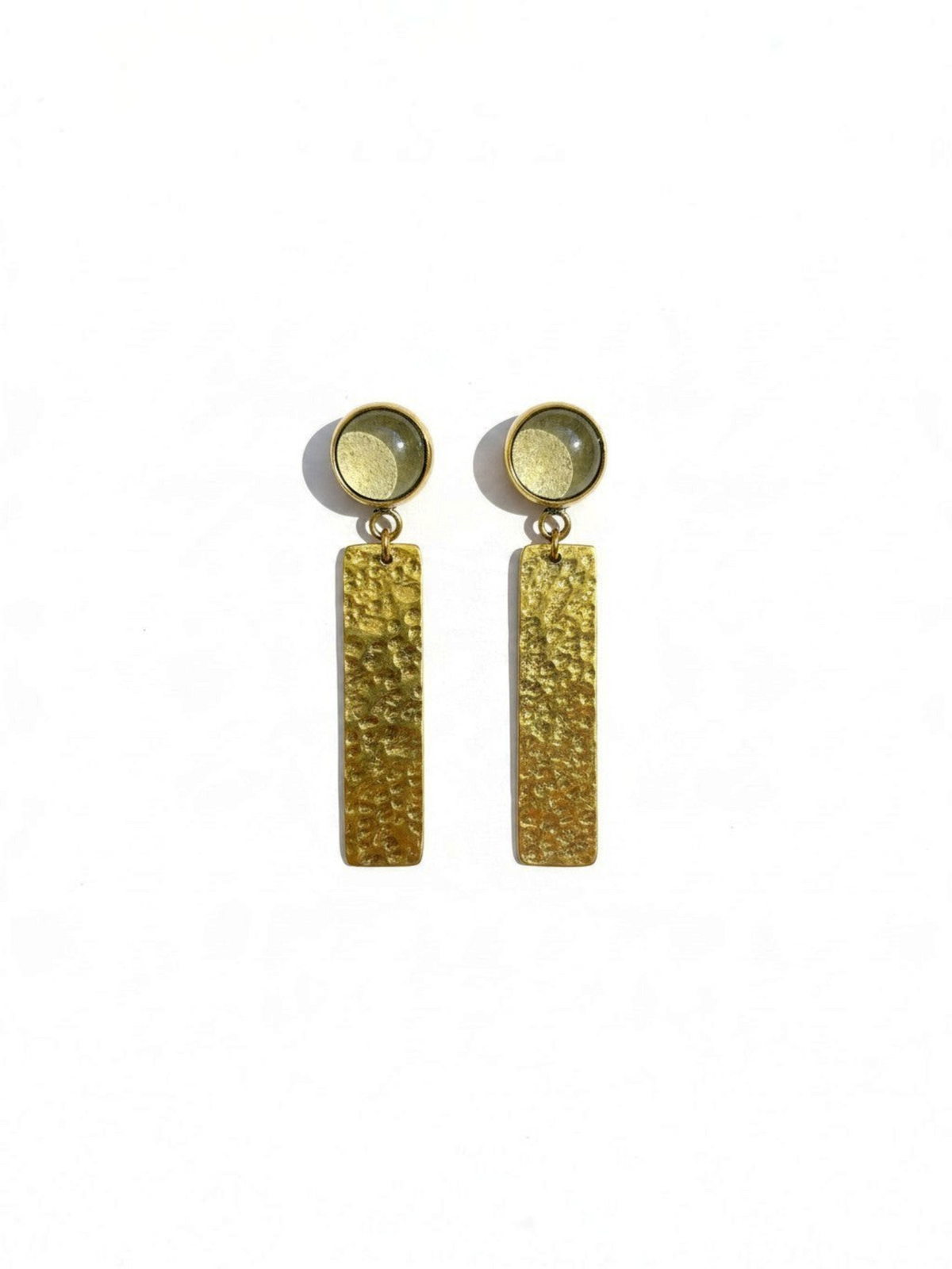 Pendientes LamuJoyas Omari de latón martillado y vidrio reciclado verde, diseño artesanal largo y elegante.