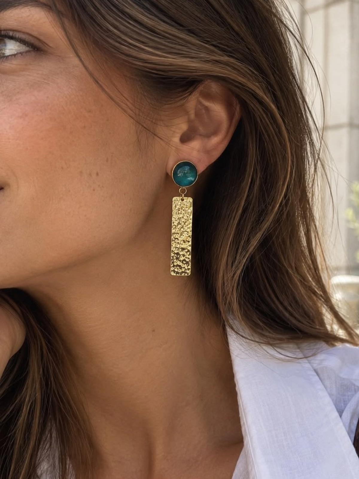 Pendientes LamuJoyas Omari de latón martillado y vidrio reciclado turquesa, diseño artesanal elegante.