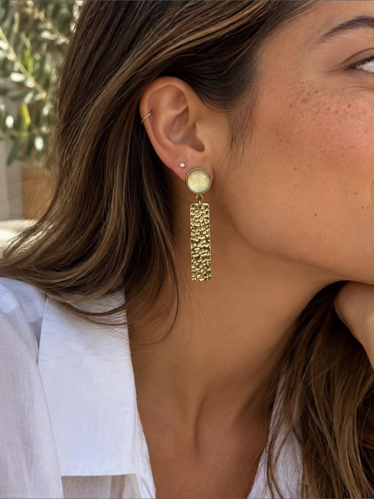 Pendientes LamuJoyas Omari de latón martillado y vidrio reciclado en tono verde, diseño artesanal elegante.