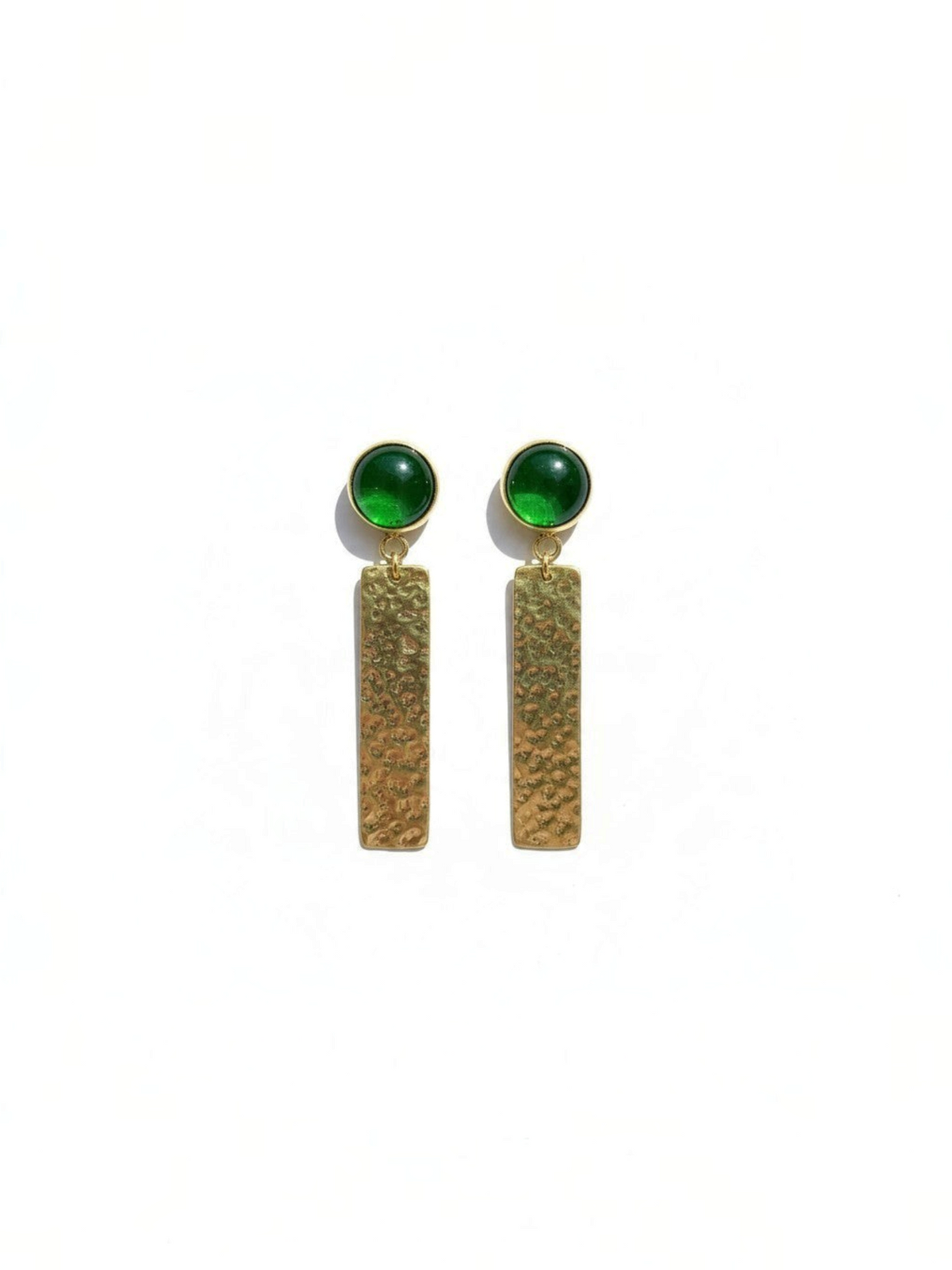 Pendientes LamuJoyas Omari verdes de latón martillado y vidrio reciclado con diseño colgante artesanal