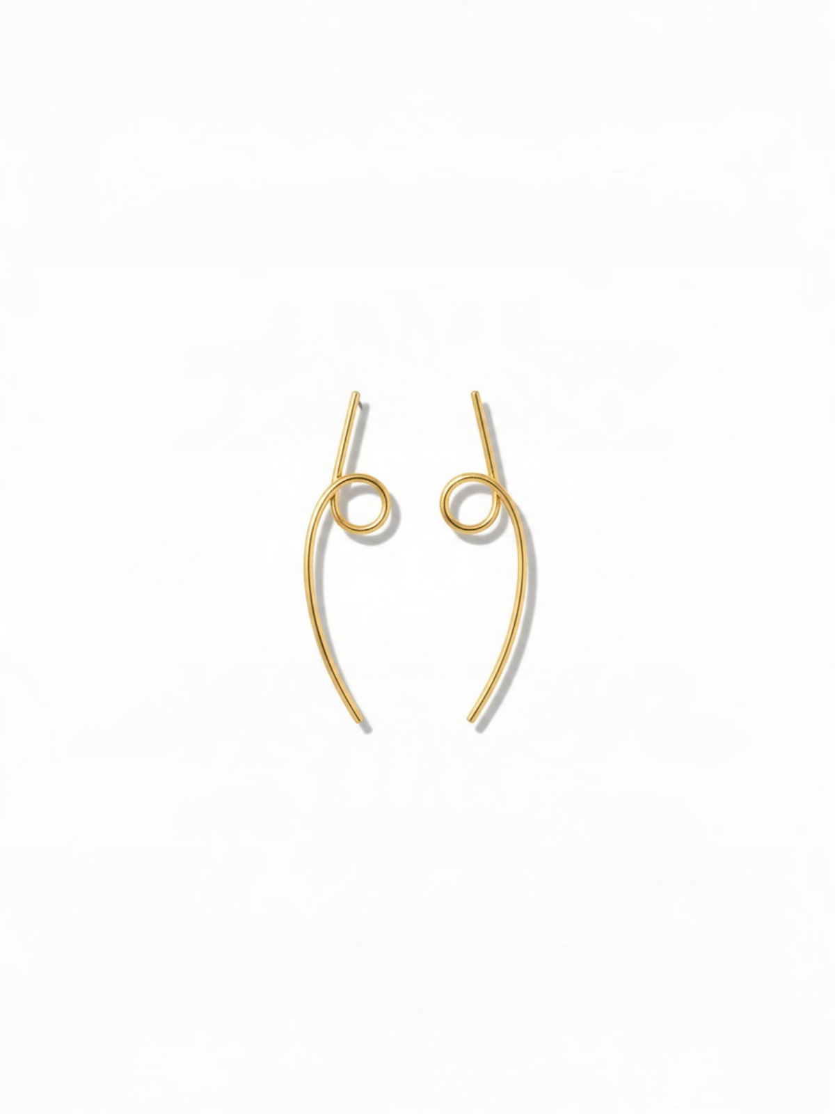 Pendientes Saba de LamuJoyas en latón dorado con diseño artesanal minimalista y forma curva elegante